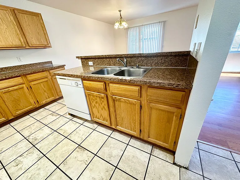 2103 N Yellowstone St — Photo 13