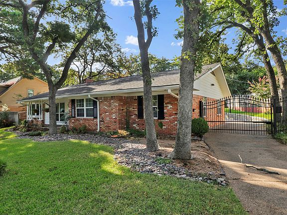 3rd image of 2706 Oak Cliff Ln