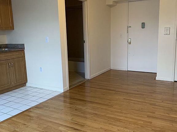 5th image of 2814 31st St APT 508