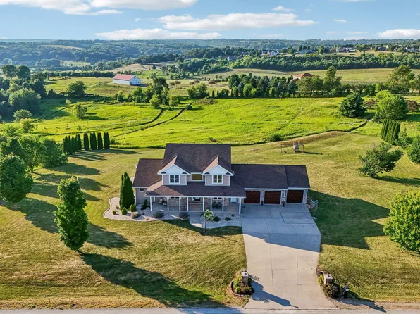 W5360 Highland Dr, New Glarus, WI 53574