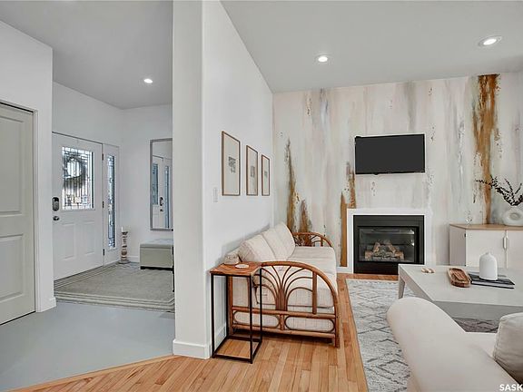 3rd image of 812 Rock Hill Ln