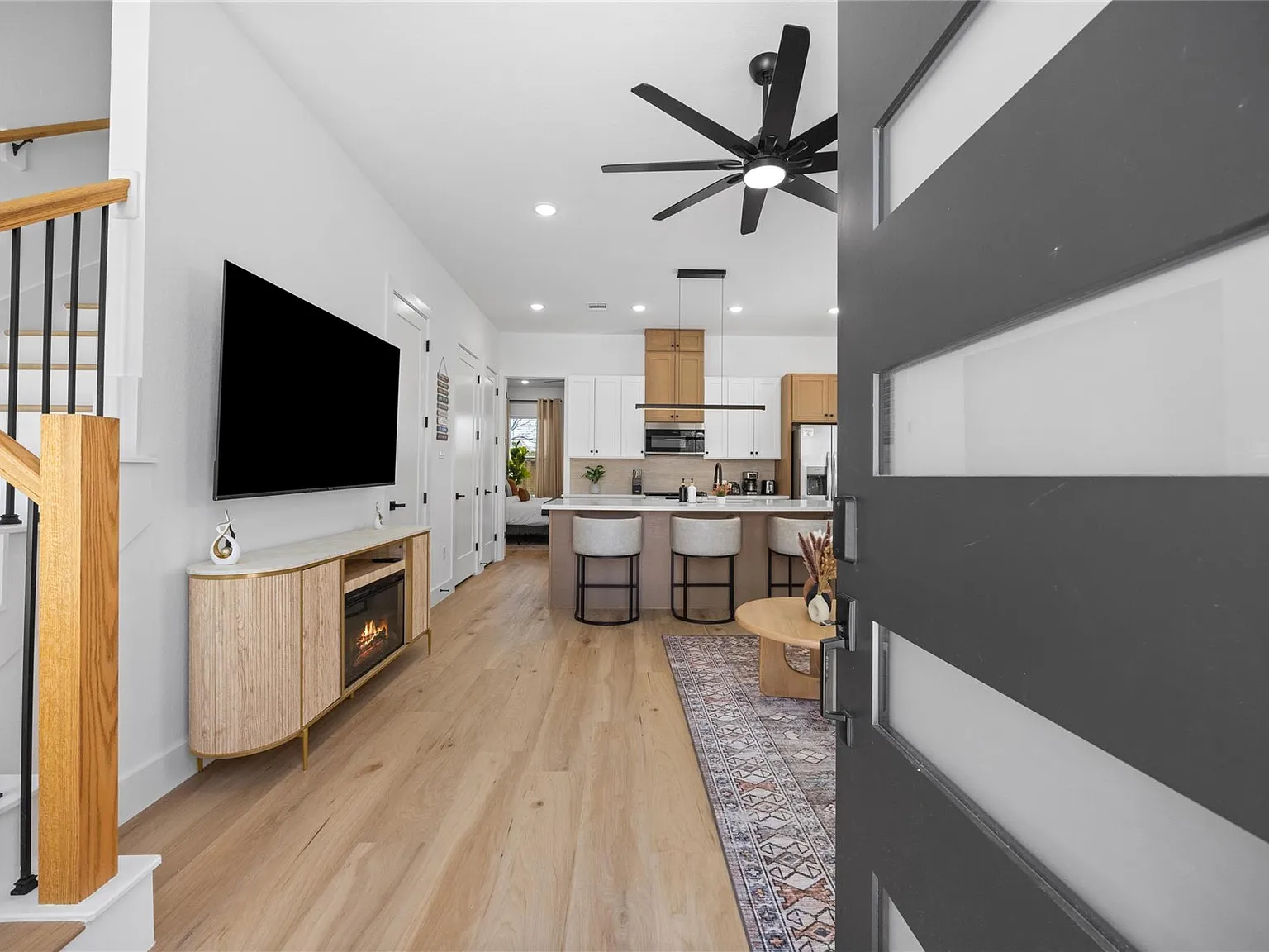 3 bed, 2.5 bath, 1300 sqft, $2,400 — Photo 1