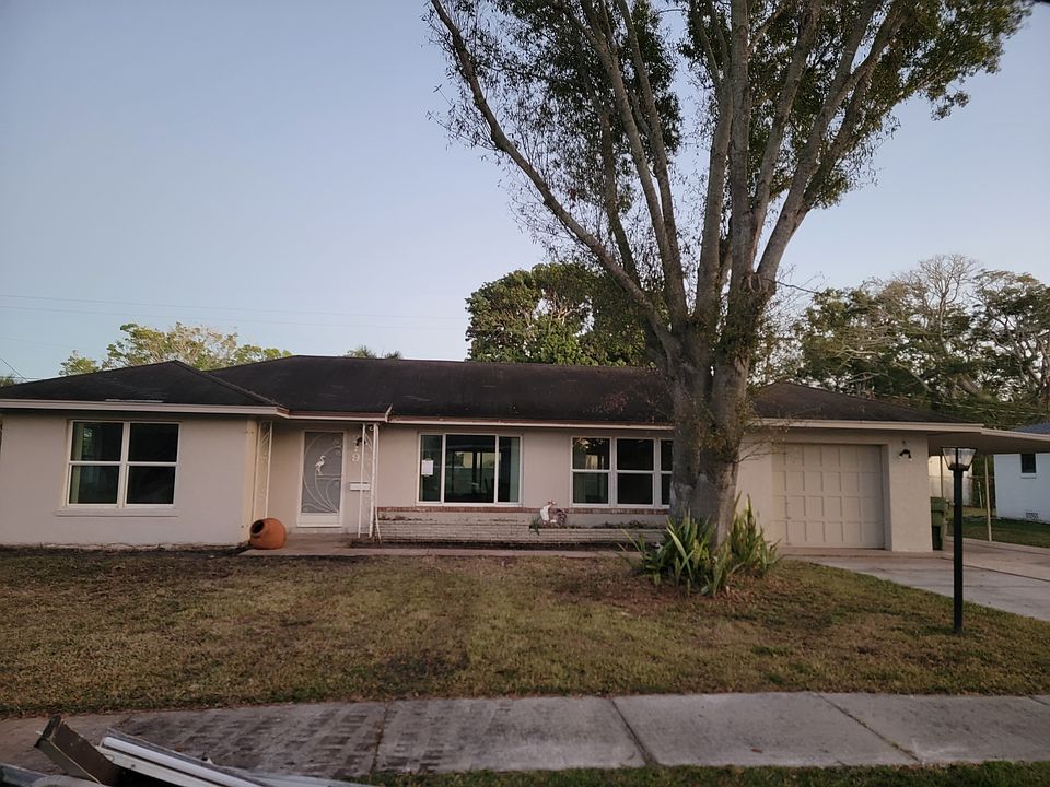 1st image of 219 Crescent Ct E
