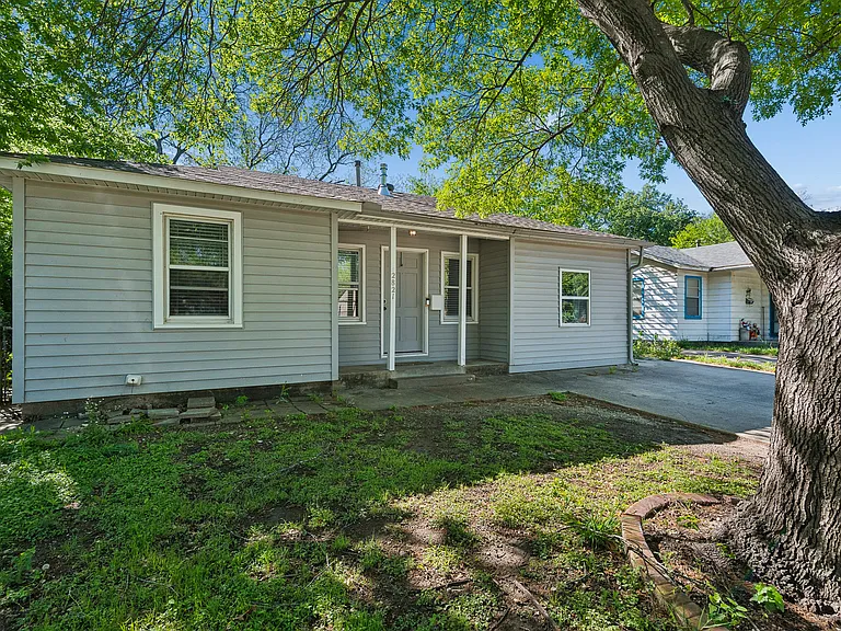 2821 S Hills Ave — Photo 2