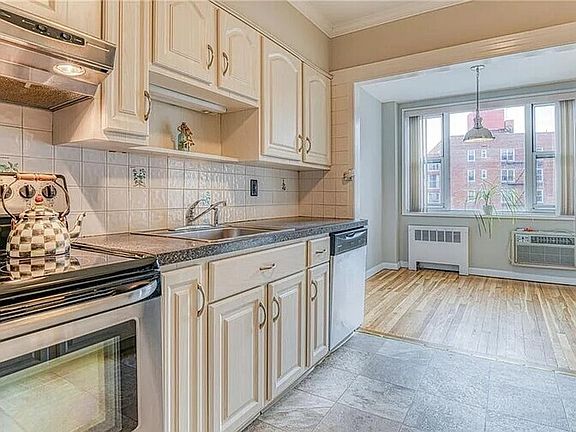 4th image of 2 Salisbury Pt APT 3A