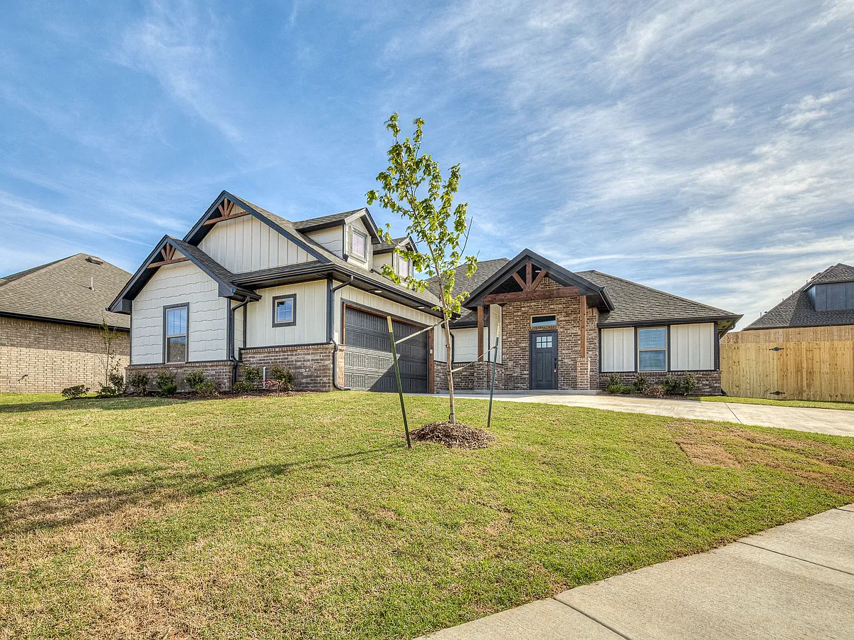 Building Photo - 8401 Hazelwood Way
