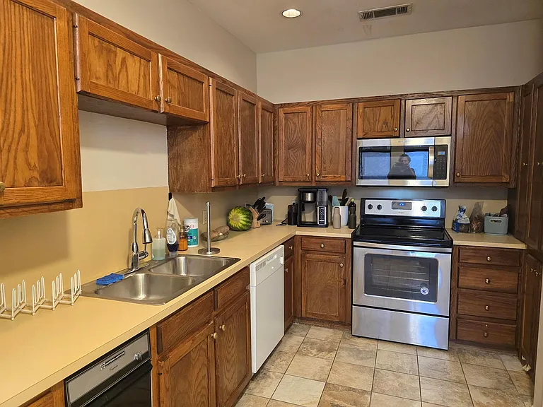 611 E 45th St #4 — Photo 8