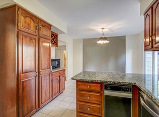 7403 Crestberry Ln, Bethesda, MD 20817