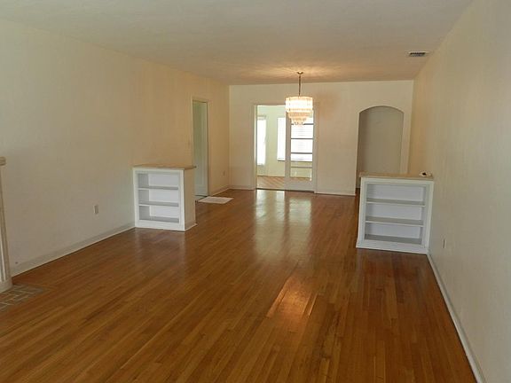Ample and bright living room