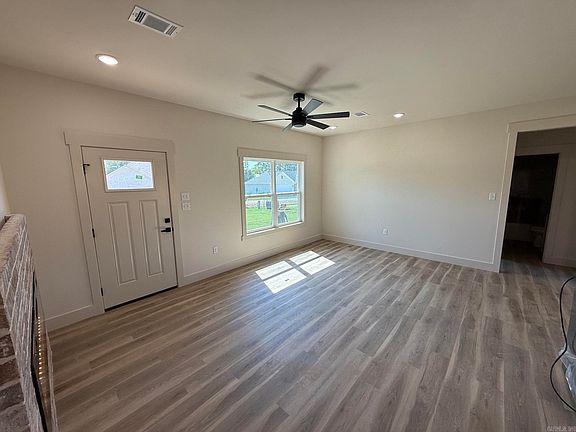 4th image of 10 Odessa Davis Dr
