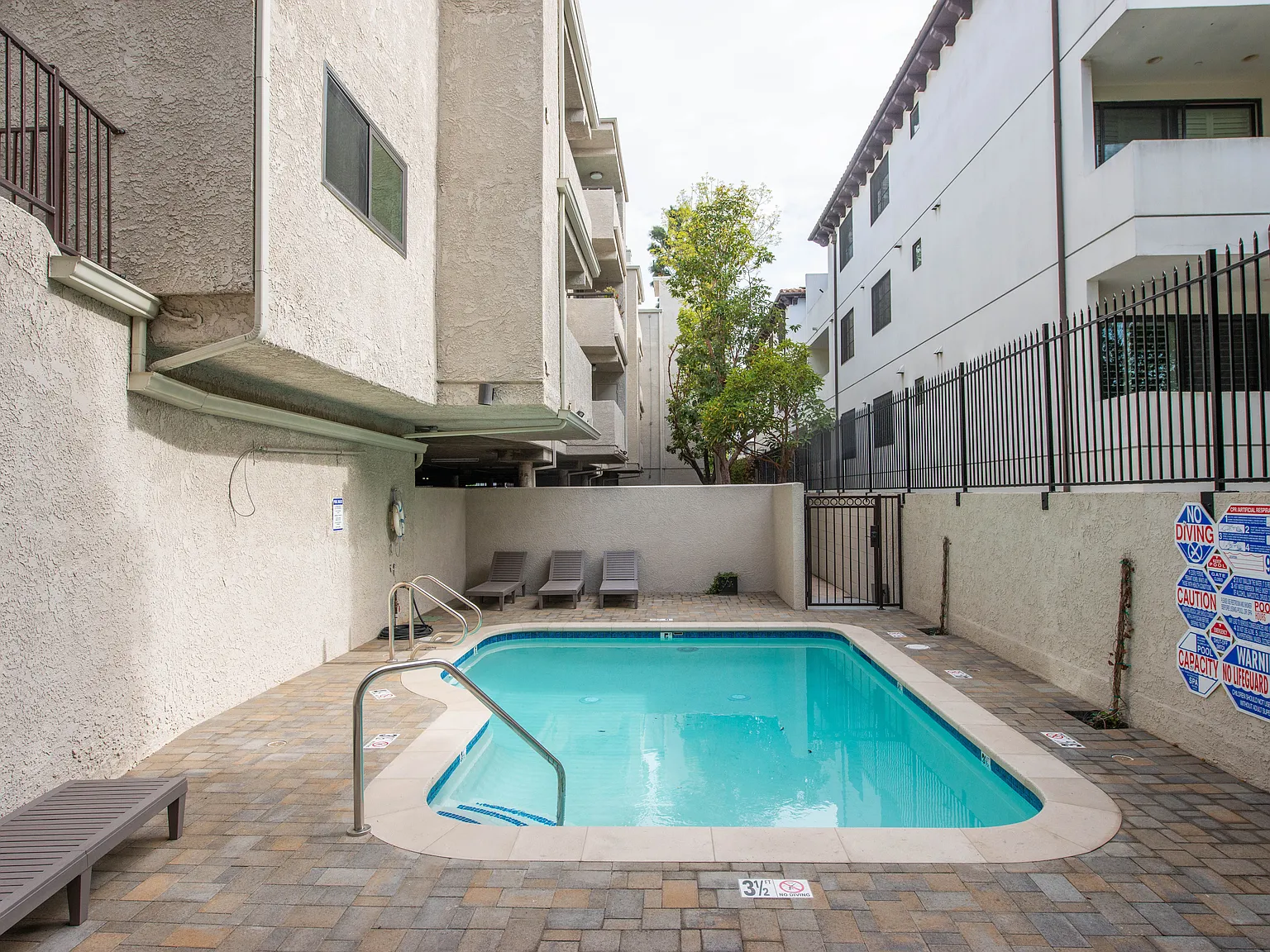 Barrington Apartment — Photo 3