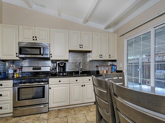 4th image of 10250 Endfield Way