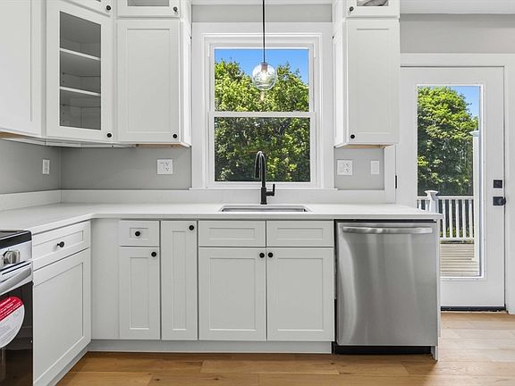 4th image of 16 Hillside St #1