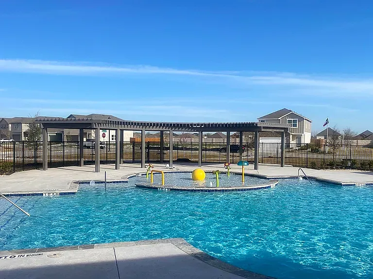 Swimming pool with splash pads