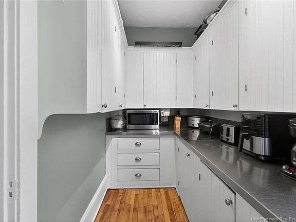 3rd image of 425 Lutz St