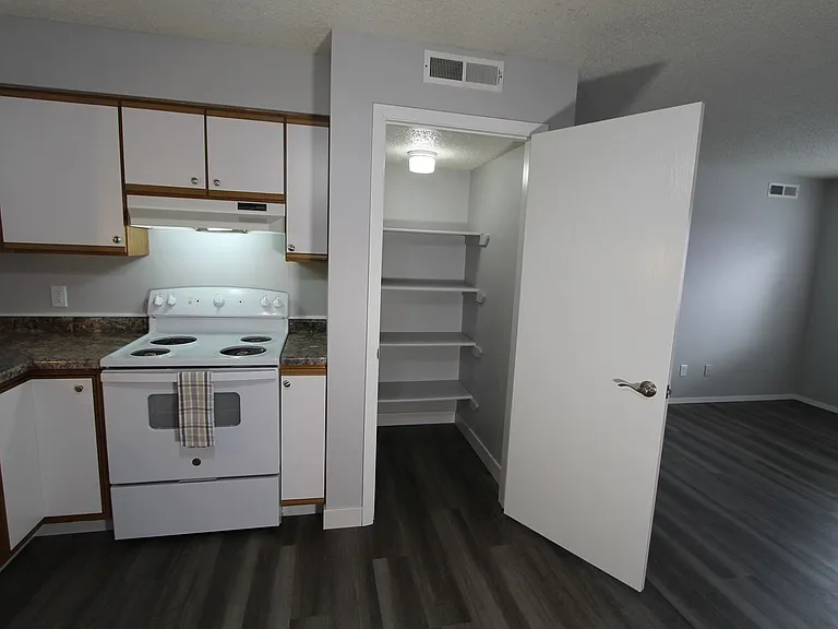 The Warwick of Norfolk. Now leasing updated 1, 2 bedroom apartments and 3 bedroom townhomes! — Photo 18