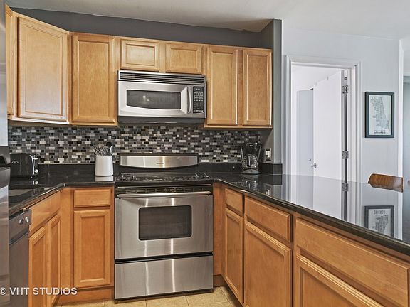 5th image of 525 W Hawthorne Pl APT 702