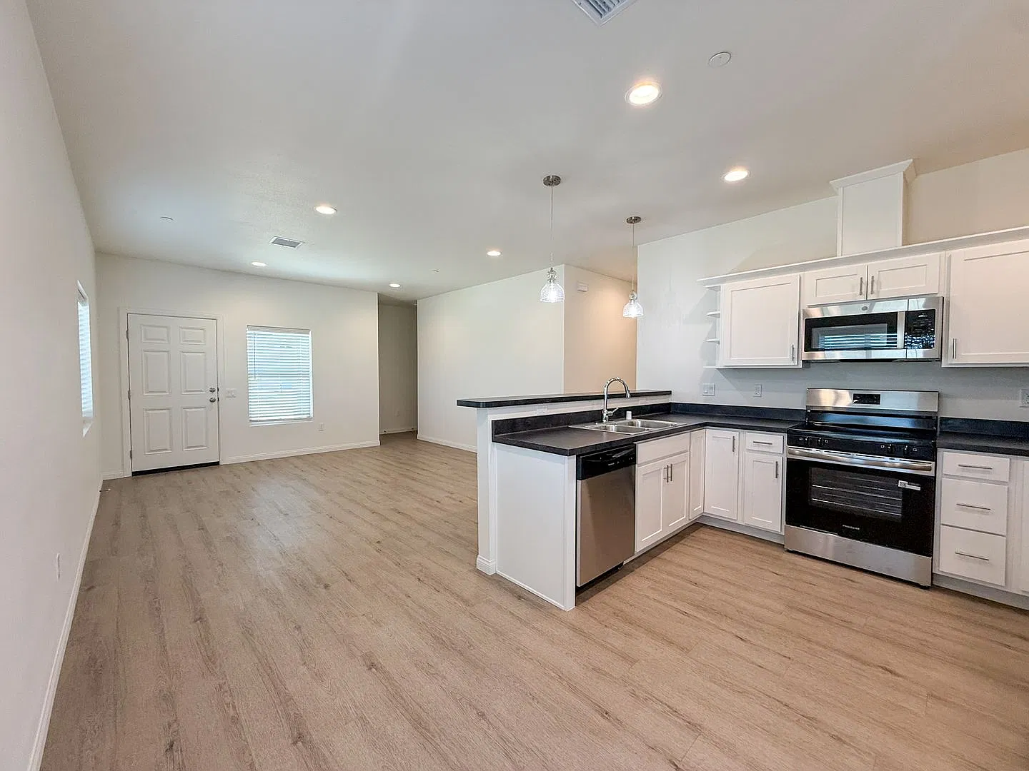 29 Palms Home with Solar — Photo 3