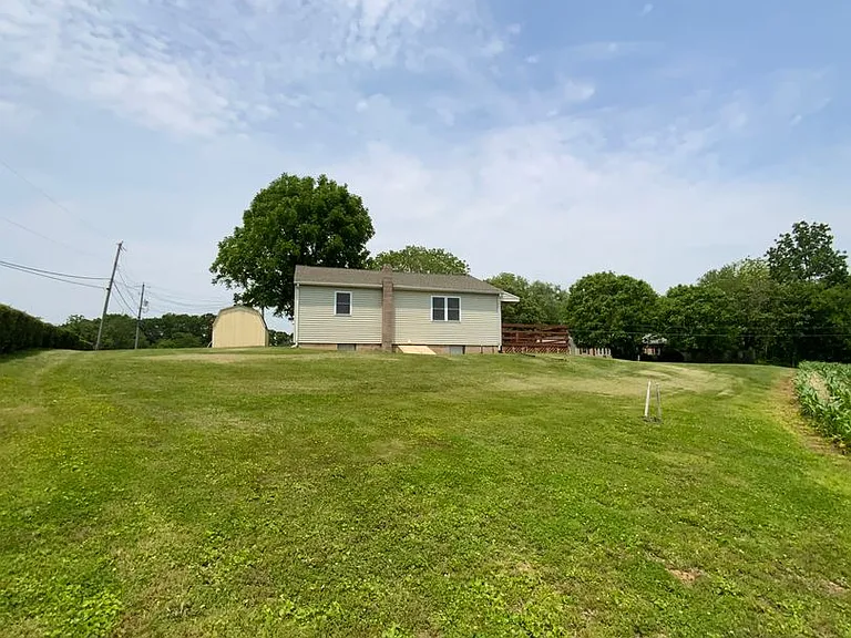 21 Roberts Rd — Photo 3