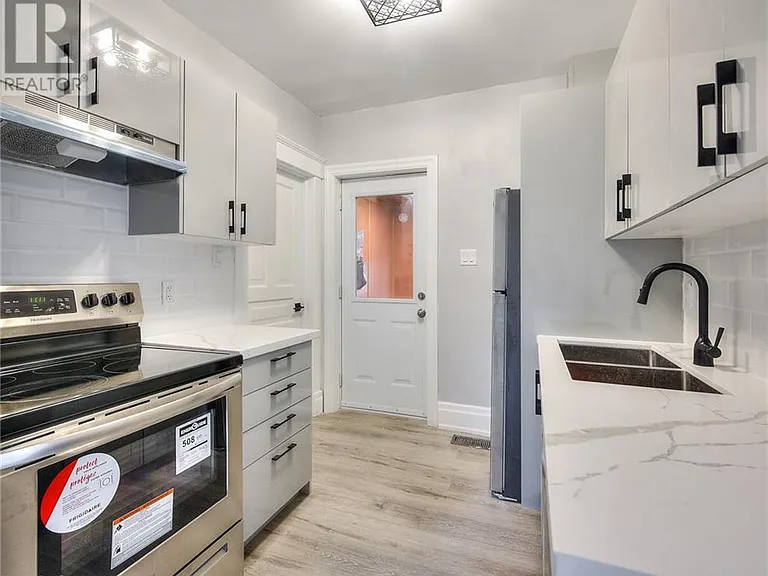 19 Clarence Pl #3 — Photo 4