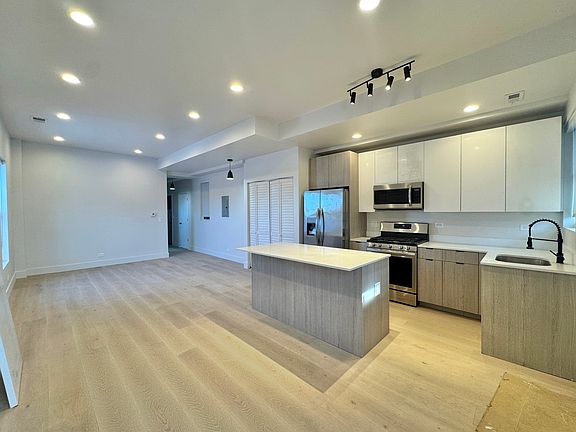 2nd image of 3522 S Artesian Ave #2