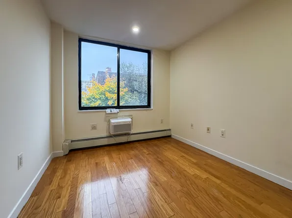 924 Metropolitan Avenue image 14 of 36