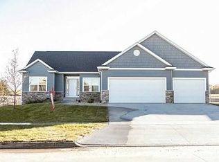 1525 Rolling Glen Dr, Marion, IA 52302