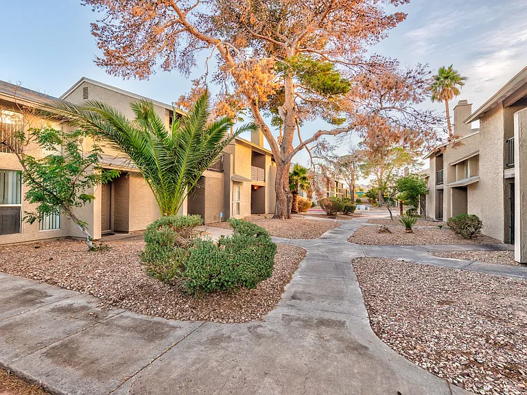587 Sellers Pl — Photo 2