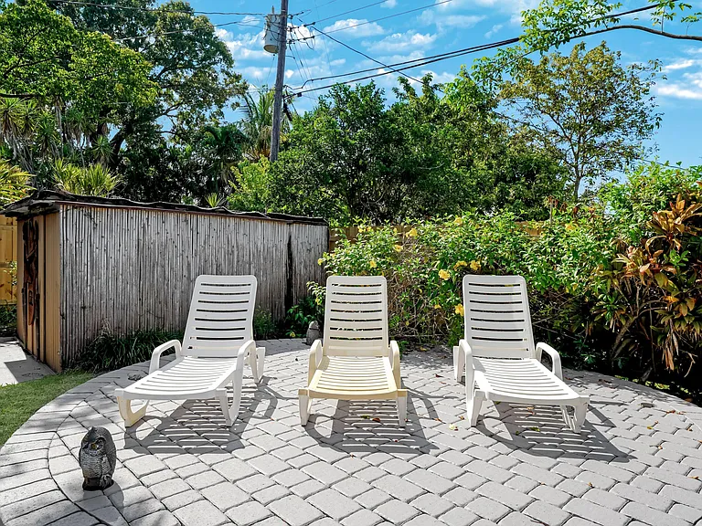 401 NW 21st Ct — Photo 37