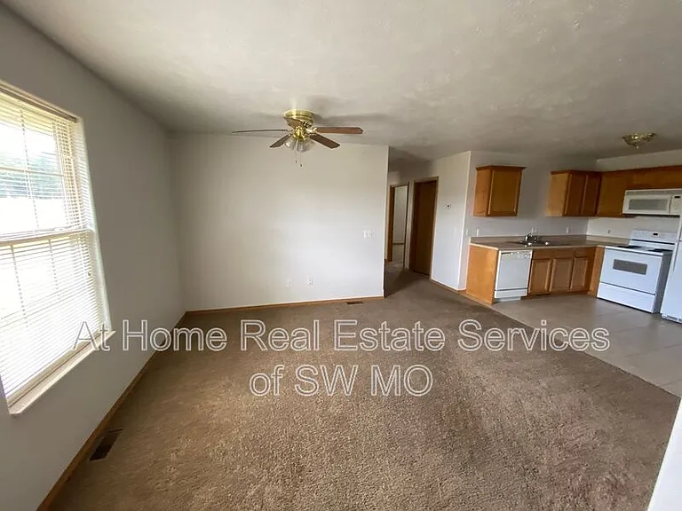 1090 W Red Ln — Photo 2