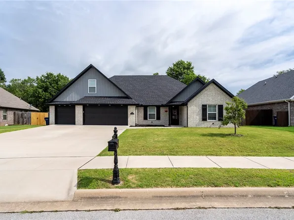 301 Grand Ct, Siloam Springs, AR 72761