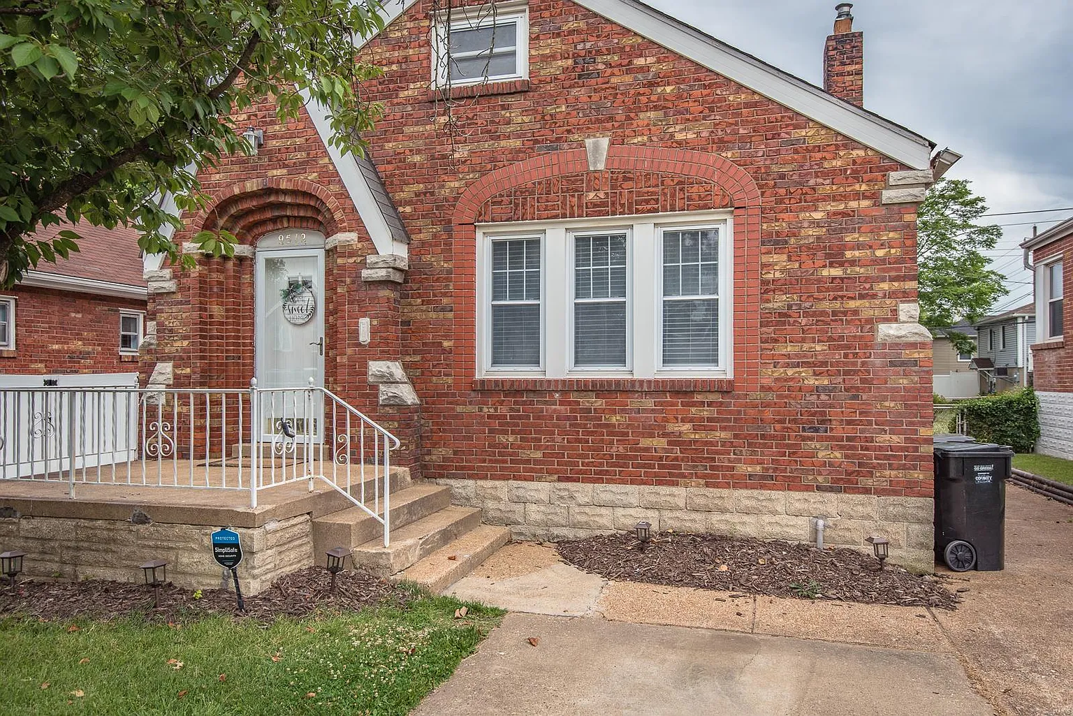 9512 Alpine Dr photo 1