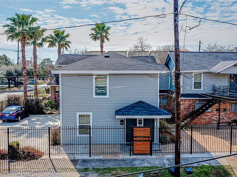 2520 Anita St — Photo 2
