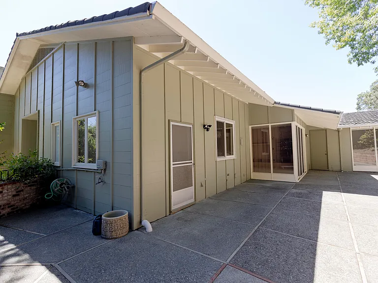 44 Bayview Ave — Photo 29