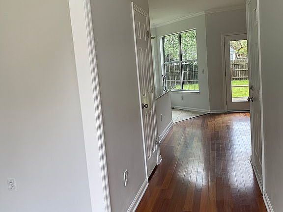 4th image of 1225 Bridgeport Dr