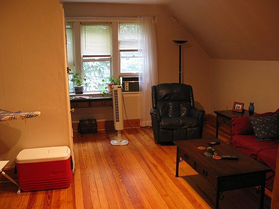 2nd image of 1827 W Cornelia Ave #2