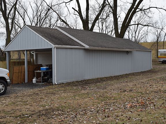 4th image of 824 S 94th St