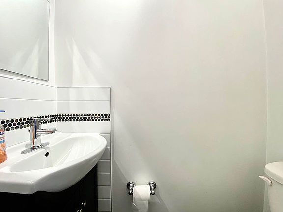 5th image of 290 Stockholm St APT 2R