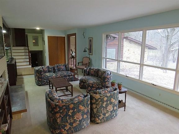 3rd image of 2698 Roseland Dr