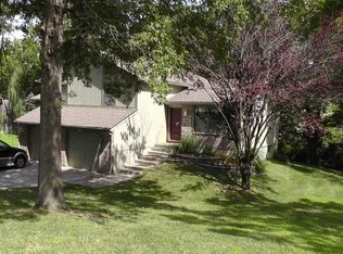 9807 Red Oak Ln, Parkville, MO 64152