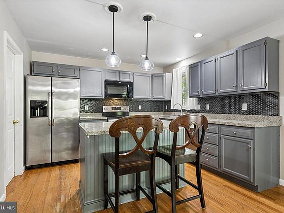 4th image of 934 Calvert Ave