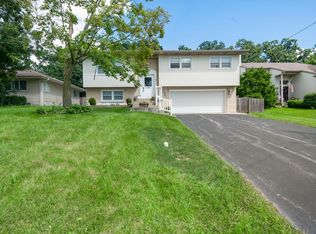 706 Greenbriar Ln, Lindenhurst, IL 60046