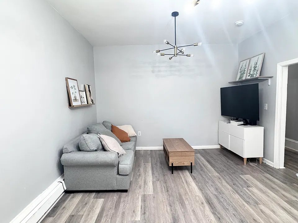 16 E Washington Ave #1