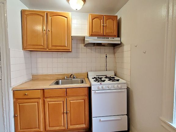 3rd image of 2100 Westbury Ct APT 2G