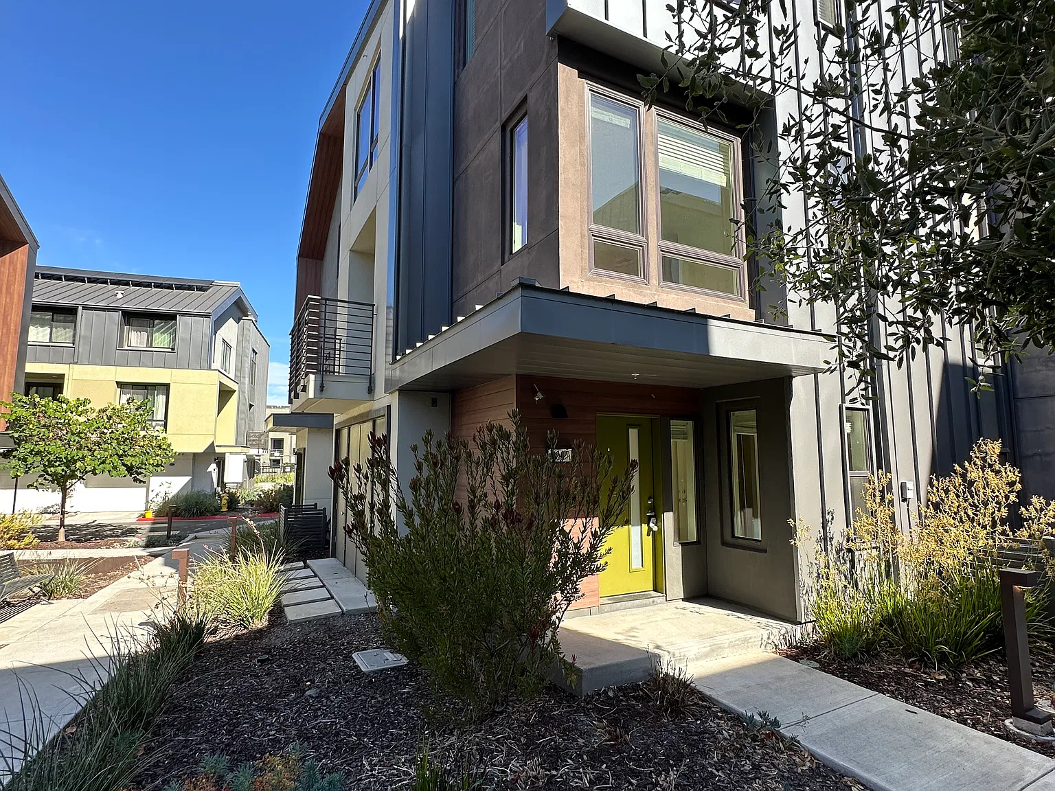 2 bed, 2.5 bath, 1273 sqft, $3,700 — Photo 3