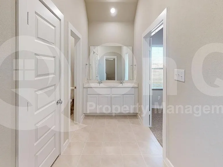 1004 Knox River Dr — Photo 10