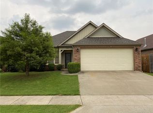 2632 N Miranda Ave, Fayetteville, AR 72703