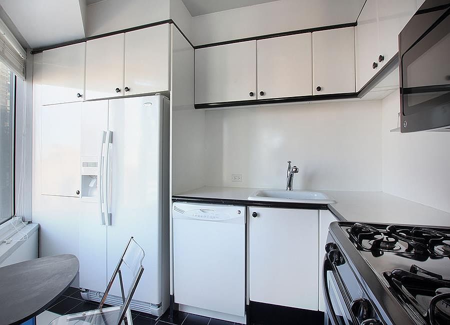 2nd image of 150-156 W 56th St APT 3107