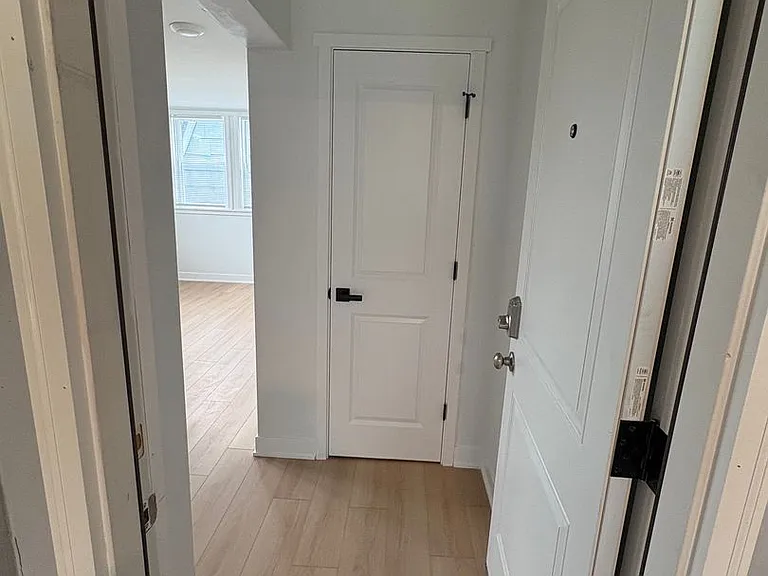 511 W Charles St — Photo 3