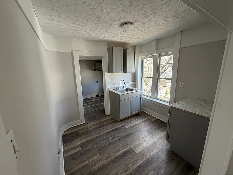 37 Laurel St #2 — Photo 6